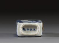 Chine - Ensemble de deux tabatières en porcelaine blanc bleu à décor de personnages, dynastie Qing.