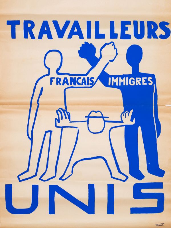 Mai 68 – Travailleurs français immigrés tous unis  Affiche originale réalisée en sérigraphie couleur bleu. Cachet École Nle Supérieure des Beaux-Arts, toute sa marge non coupée, traces de plis, sujet intact, petites déchirures dans les marges . Non entoilée  116,5X85 cm