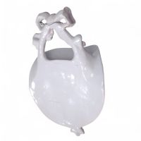 Porte-bouquet mural en porcelaine émaillée, figurant un chapeau féminin agrémenté de fleurs et rubans, Émile Gallé, fin du XIXe