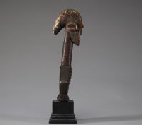 Afrique - Figure de reliquaire Mbumba Kota Sango en bois sculpté, cuivre et clous de tapissier, Gabon, début XXème ou antérieure.