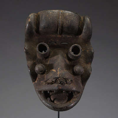 Afrique - Masque Gueré en bois sculpté orné de clous, Côte d’Ivoire, début XXème.