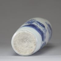 Chine, époque Transition – Vase cylindrique en porcelaine bleu blanc à décor de guerriers et personnages dans un paysage animé