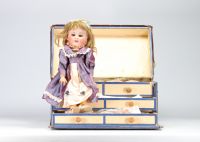 Poupée SFBJ n°3, tête en porcelaine, corps en papier maché avec malle et vêtements.