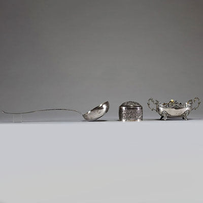 Ensemble de trois pièces de forme en argent massif pour un poids total de 510gr.
