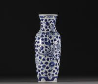 Chine - Vase en porcelaine bleu blanc à décor de dragons, époque Qing.