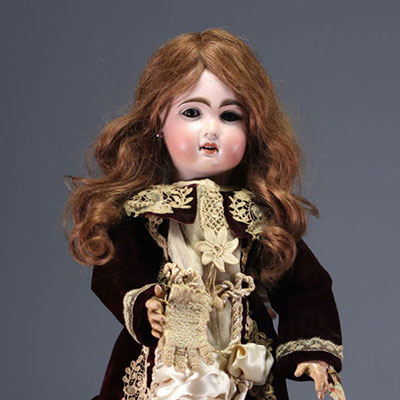 JUMEAU - Poupée tête biscuit n°8 bouche ouverte, en habits d'origines. 1870.