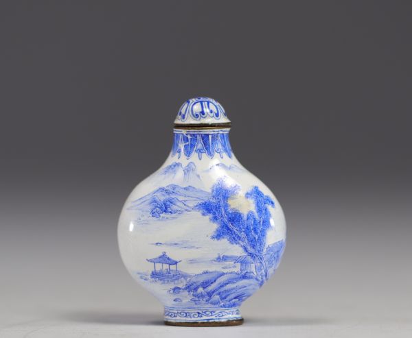 Chine - tabatière en porcelaine émaillée blanche et bleue d'époque Qing.