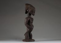 Afrique RDC - Statue d’ancêtre Hemba Singiti en bois sculpté, belle patine crouteuse, Congo RDC, début XXème.