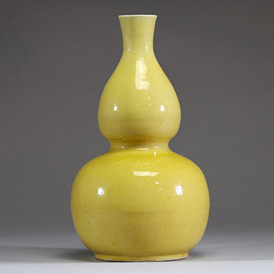 Chine - Vase double gourde en porcelaine monochrome jaune, période Qing.