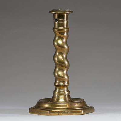 Bougeoir en bronze, fût torsadé, Flandres, XVIIème siècle, daté de 1674.
