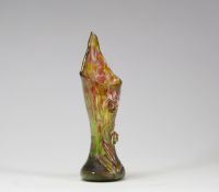 Émile Gallé – Rare vase à applications en verre émaillé, signé à la pointe « Cristallerie Gallé Nancy », première période de l’artiste Exceptionnel petit vase en verre, à décor végétal en relief appliqué et rehaussé d’émail polychrome, caractéristique des toutes premières œuvres d’Émile Gallé à Nancy. Le vase présente une forme élancée et nervurée, surmontée d’un col pointu. Décor d’orchidées styl