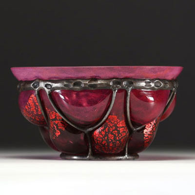 DAUM Nancy and Louis MAJORELLE (1859-1926) - Pink red blown glass bowl with inclusion and Majorelle wrought iron frame, signed.