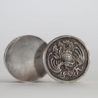 Chine – Rare boîte en argent massif finement ciselée à décor de phénix affrontés et caractères « 福 » (bonheur) et « 禄 » (prospérité), vers 1900