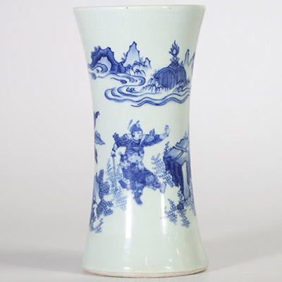 Rare vase en porcelaine de forme gu, décoré en bleu sous couverte d’une scène de guerriers dans un paysage animé de bananiers, Chine, époque Transition (vers 1644–1661).