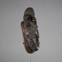 Masque Mblo ou Ndoma Baoulé,côte d’Ivoire. Bois. Très grande élégance dans les traits pour ce masque de danse. Intéressante patine sombre et profonde, traces d’usage tribal et d’ancienneté avérées. H : 34 cm. 1er tiers XXème. Collection privée Bruxelles