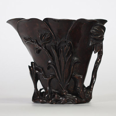 Chine, coupe libatoire en bois sculpté à décor de fleurs de lotus en relief, signée Chen Yun et datée乙未 (probablement 1895, fin dynastie Qing).