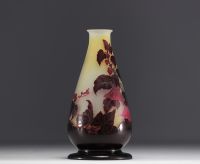 Émile GALLÉ - Pied de lampe en verre multicouche à décor de fleurs.