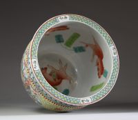 Chine - Vasque à poissons en porcelaine émaillée famille rose à décor de scènes animées, XXème.