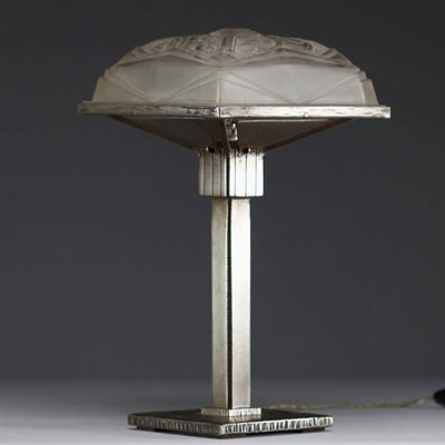 HETTIER & VINCENT (XX) attr. à - Art Deco sandblasted moulded glass lamp with geometric motif, hammered metal base, circa 1930.
