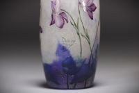 DAUM Nancy - Petit vase en verre multicouche émaillé à décor de violettes, signé.