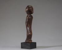 Afrique RDC - Statuette Lega en bois sculpté Congo RDC, 1ère moitié XXème, belle patine ancienne, sur socle.