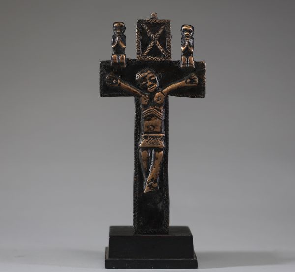 Afrique RDC - Crucifix  « Nkangi Kiditu » Bakongo en bronzer, Congo RDC, début XXème ou antérieur.