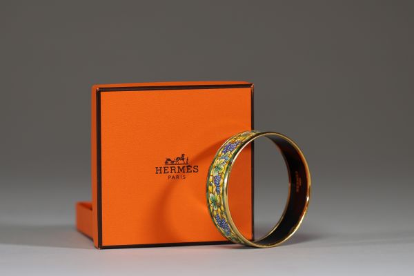 Hermès - Bracelet en plaqué or et émail imprimé à décors de vignes, dans son écrin d'origine, signé.