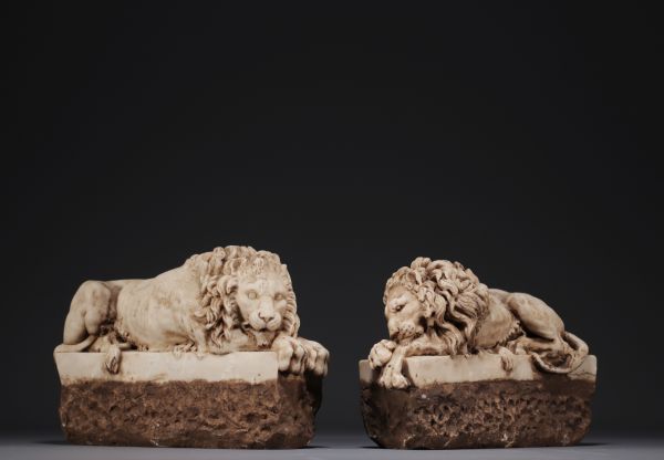 Pair of sculpted marble Lions, probably 18th century.