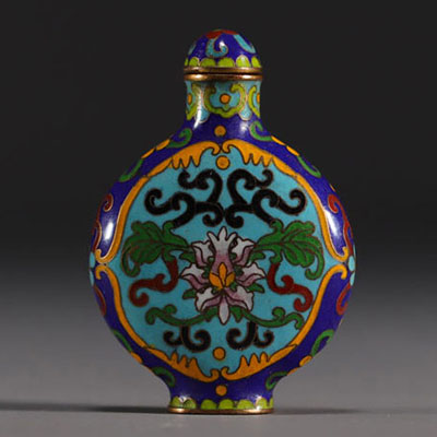 Chine - Tabatière en émail cloisonné à décor floral.