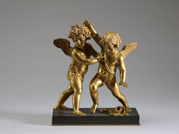 Couple d'Amours se disputant en bronze doré sur socle en marbre noir, époque Empire - Charles X, fin XVIIIème début XIXème.