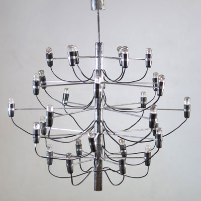 Gino SARFATI (1912-1985) Large chandelier with central shaft in chromed metal and fifty adjoining light arms, model no. 2097, produced by Arteluce from 1958.