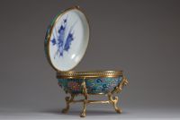 Japon - Boite couverte en porcelaine polychrome imitant le bronze cloisonné à décor floral et d'oiseaux de Paradis, monture en bronze doré.