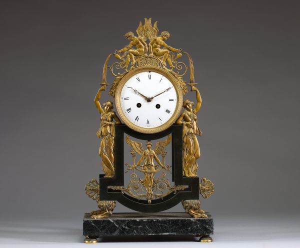 Pendule directoire en bronze patiné et doré à décor d'allégorie et de bacchantes, XVIII-XIXème.