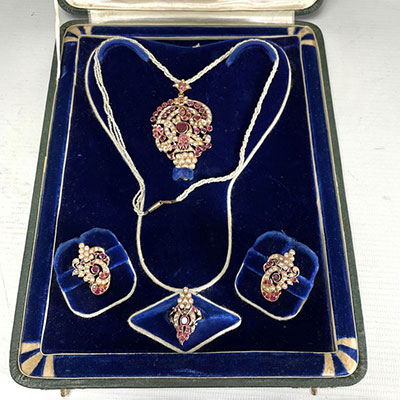 Inde - Parure en or 9K, perles et rubis (bague, boucles d'oreilles et collier).