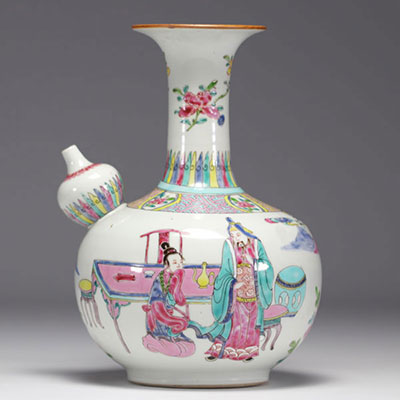 China - Kendi bottle in Famille Rose porcelain, Qing dynasty, 18th century.