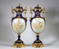 Manufacture nationale de Sèvres – Paire de grandes cassolettes couvertes, XIXᵉ siècle Porcelaine émaillée à fond bleu Royal, décor polychrome et or, monture en bronze ciselé et doré.  Exceptionnelle p