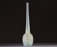François-Théodore LEGRAS (1839-1916) Vase soliflore en verre multicouche dégagé à l'acide à décor de cerisier du Japon, vers 1900.