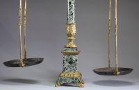 Balance d'apothicaire en marbre et bronze doré ciselé, XIXème.