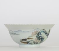 Bol en porcelaine de Chine famille rose à décor de paysage, marque  Guangxu (1875–1908).