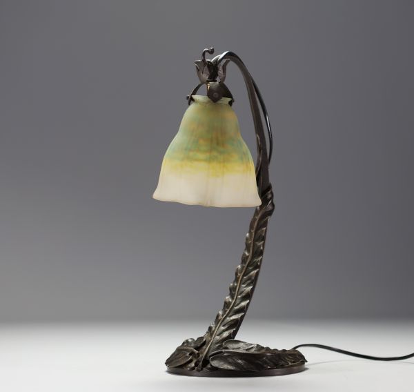 DAUM Nancy - Louis MAJORELLE (1859-1926) Lampe tulipe en verre marmoréen sur monture en fer forgé martelé, signée.