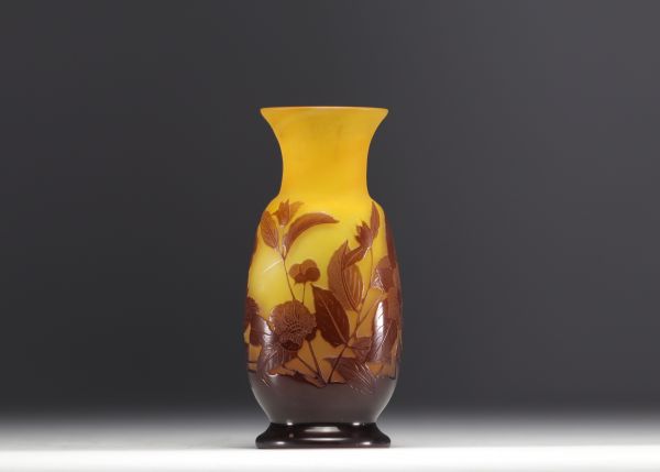 Émile GALLÉ (1846-1904) - Vase à décor floral.