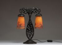 MULLER Frères Lunéville - Lampe de table Art Nouveau à double éclairage, montures en fer forgé à décor de vigne, verre marmoréen orangé, signée Muller Frès Lunéville.