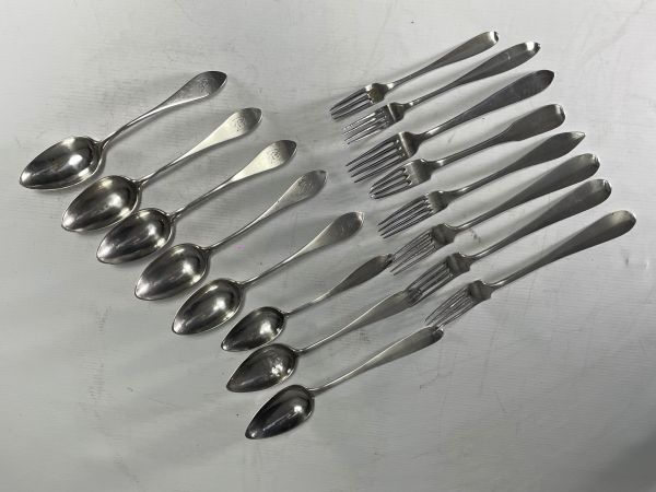 Ensemble de couverts dépareillés en argent massif pour un poids total de 770gr.