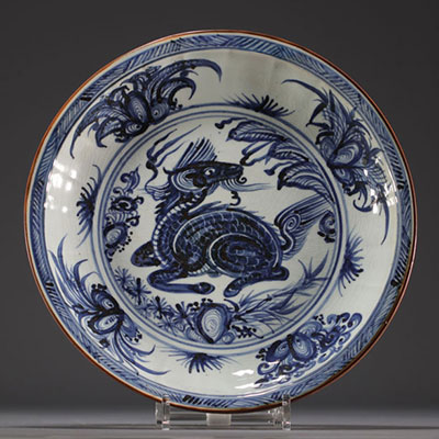 Chine - Rare assiette en porcelaine blanc bleu à décor de chèvre, époque Ming.