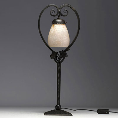 Charles SCHNEIDER (1881-1953) Art Nouveau table lamp in marmorated glass, double-arched forged metal base, plant decoration, signed.