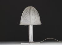 Charles SCHNEIDER (1881-1953) - Art Deco table lamp in pressed moulded glass and hammered metal base, circa 1930.