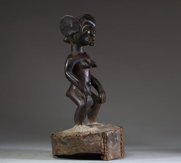 Afrique - Couvercle Kwere surmonté d'une sculpture figurative, Tanzanie.