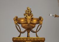 Imposante pendule et candélabres Louis XVI en bronze doré ciselé et marbre blanc.