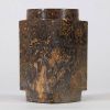 Tube cong en jade brun, Chine, dans le goût de la période Shang ou Zhou Forme tubulaire à section carrée perforée d’un cylindre central, réalisée dans un jade brun veiné de noir et d’ocre, à surface polie mais irrégulière. Ce type d’objet, appelé 