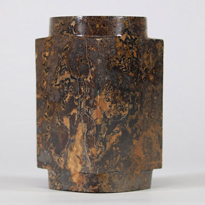 Tube cong en jade brun, Chine, dans le goût de la période Shang ou Zhou Forme tubulaire à section carrée perforée d’un cylindre central, réalisée dans un jade brun veiné de noir et d’ocre, à surface polie mais irrégulière. Ce type d’objet, appelé 